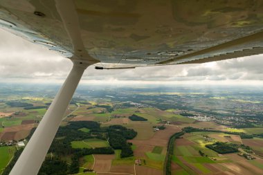 Baden Wurttemberg, Almanya, 15 Eylül 2024 Küçük bir uçakla uçarken etkileyici bir manzara