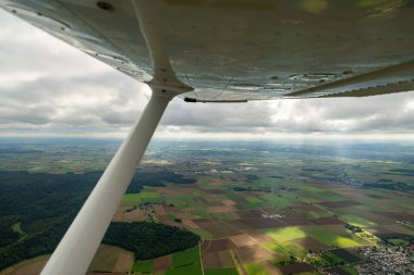 Baden Wurttemberg, Almanya, 15 Eylül 2024 Küçük bir uçakla uçarken etkileyici bir manzara