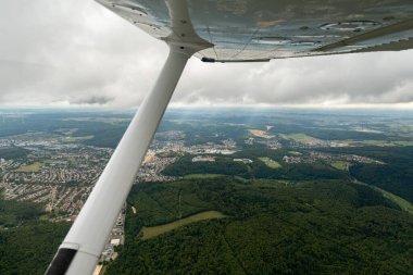 Heidenheim an der Brenz, Almanya, 15 Eylül 2024 Küçük bir uçakla uçarken şehrin ve çevrenin görüntüsü