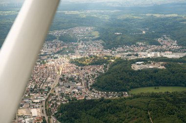 Heidenheim an der Brenz, Almanya, 15 Eylül 2024 Küçük bir uçakla uçarken şehrin ve çevrenin görüntüsü