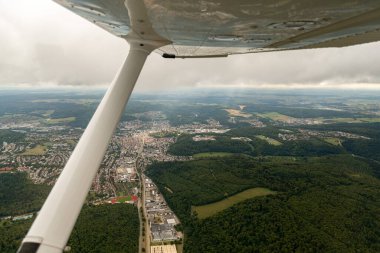 Heidenheim an der Brenz, Almanya, 15 Eylül 2024 Küçük bir uçakla uçarken şehrin ve çevrenin görüntüsü