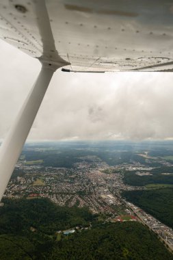 Heidenheim an der Brenz, Almanya, 15 Eylül 2024 Küçük bir uçakla uçarken şehrin ve çevrenin görüntüsü