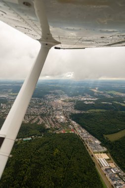 Heidenheim an der Brenz, Almanya, 15 Eylül 2024 Küçük bir uçakla uçarken şehrin ve çevrenin görüntüsü