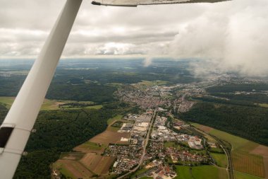 Aufhausen, Almanya, 15 Eylül 2024 Küçük bir uçakla uçarken şehrin ve çevrenin görüntüsü