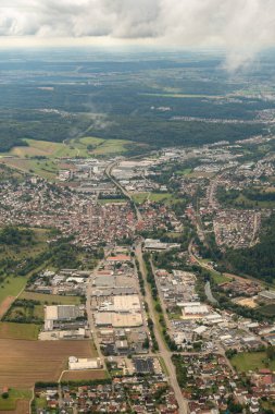 Aufhausen, Almanya, 15 Eylül 2024 Küçük bir uçakla uçarken şehrin ve çevrenin görüntüsü