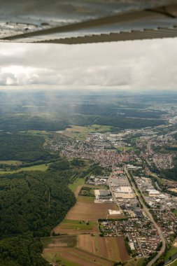 Aufhausen, Almanya, 15 Eylül 2024 Küçük bir uçakla uçarken şehrin ve çevrenin görüntüsü