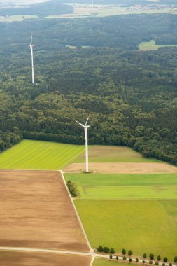 Simmisweiler, Almanya, 15 Eylül 2024 Küçük bir uçakla bir ormanda rüzgar türbini istasyonu