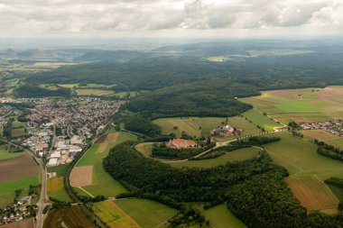 Lauchheim, Almanya, 15 Eylül 2024 Kapfenburg Kalesi üzerinde küçük bir uçakla