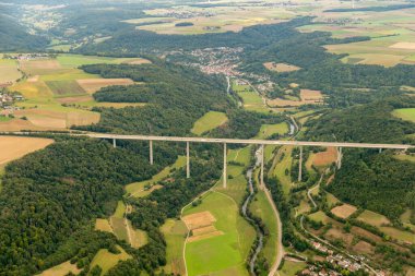 Geislingen, Almanya, 15 Eylül 2024 Küçük bir uçakta görülen etkileyici Kochertal köprüsü