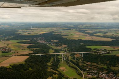 Geislingen, Almanya, 15 Eylül 2024 Küçük bir uçakta görülen etkileyici Kochertal köprüsü