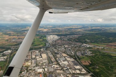 Neckarsulm, Almanya, 15 Eylül 2024 Küçük bir uçakla uçarken şehir merkezine bakın
