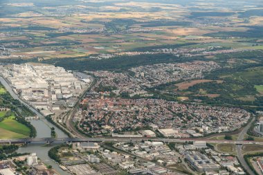 Neckarsulm, Almanya, 15 Eylül 2024 Küçük bir uçakla uçarken şehir merkezine bakın