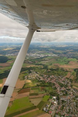 Sinsheim, Almanya, 15 Eylül 2024 Küçük bir uçakla uçuş sırasında bölgeye bakın
