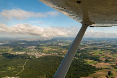 Heidelberg, Almanya, 15 Eylül 2024 Küçük bir uçakla uçarken çevreye bir göz at