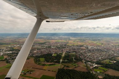 Schwetzingen, Almanya, 15 Eylül 2024 Küçük bir uçakla şehir ve bölge üzerinde görüntüleme