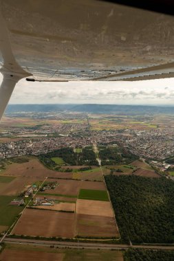 Schwetzingen, Almanya, 15 Eylül 2024 Küçük bir uçakla şehir ve bölge üzerinde görüntüleme