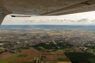 Schwetzingen, Almanya, 15 Eylül 2024 Küçük bir uçakla şehir ve bölge üzerinde görüntüleme