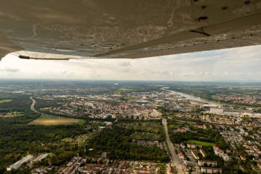 Mannheim, Almanya, 15 Eylül 2024 Küçük bir uçakla şehir merkezine uçarken