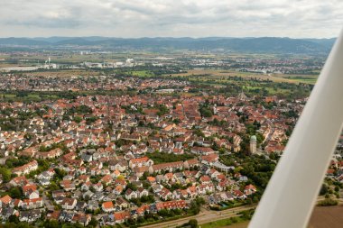 Mannheim, Almanya, 15 Eylül 2024 Küçük bir uçakla şehir merkezine uçarken