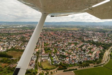 Mannheim, Almanya, 15 Eylül 2024 Küçük bir uçakla şehir merkezine uçarken