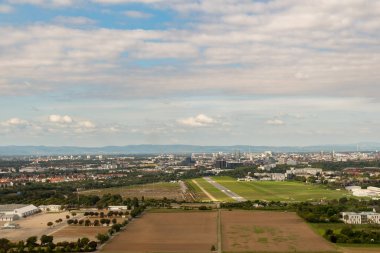 Mannheim, Almanya, 15 Eylül 2024 Küçük bir uçakla yerel havaalanına iniyor