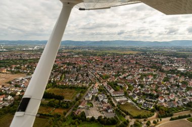 Mannheim, Almanya, 15 Eylül 2024 Küçük bir uçakla şehir merkezine uçarken