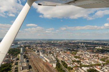 Mannheim, Almanya, 15 Eylül 2024. Küçük bir uçakla şehir merkezindeki bir bölgeye bakın.
