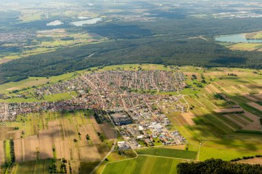 Hambruecken, Almanya, 15 Eylül 2024 Küçük bir uçakla şehir üzerinde görüntüleme