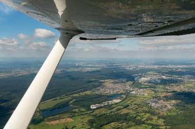 Karlsruhe, Almanya, 15 Eylül 2024. Küçük bir uçakla bölgede görüldü.