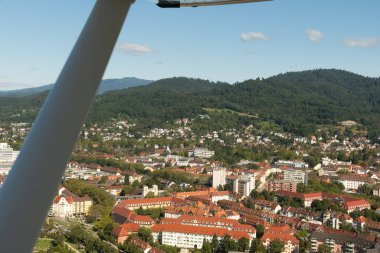 Freiburg, Almanya, 15 Eylül 2024 Küçük bir uçakla uçarken şehir merkezine bakın