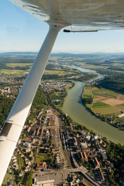 Schmittenau, Almanya, 15 Eylül 2024 Küçük bir uçakla uçarken şehrin ve çevrenin görüntüsü