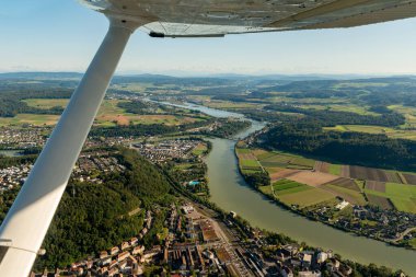 Schmittenau, Almanya, 15 Eylül 2024 Küçük bir uçakla uçarken şehrin ve çevrenin görüntüsü