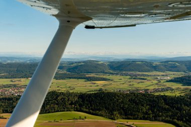 Schaffhausen Bölgesi, İsviçre, 15 Eylül 2024 Kırsal Sahne Küçük bir uçakla uçarken