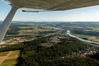 Schmittenau, Almanya, 15 Eylül 2024 Küçük bir uçakla uçarken şehrin ve çevrenin görüntüsü
