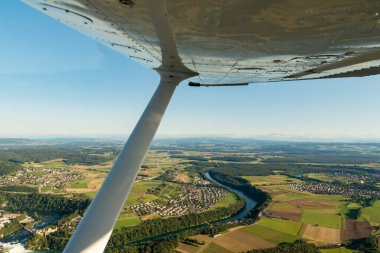 Schaffhausen Bölgesi, İsviçre, 15 Eylül 2024 Kırsal Sahne Küçük bir uçakla uçarken