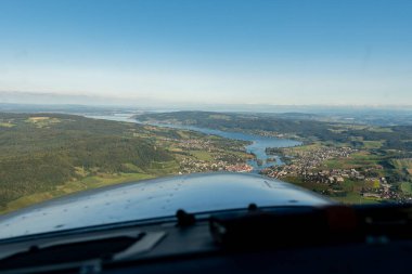 Stein am Rhein bölgesi, İsviçre, 15 Eylül 2024. Küçük bir uçakla uçarken Constance Gölü ve çevresindeki manzarayı izle.