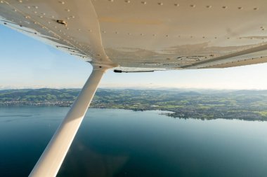 Arbon Bölgesi, İsviçre, 15 Eylül 2024. Constance Gölü ve çevresi küçük bir uçakla uçarken görülüyor.