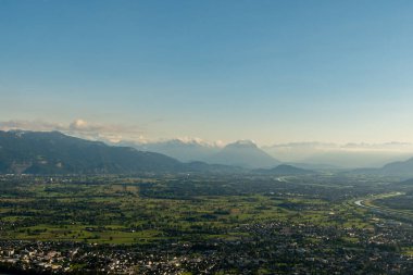 Bregenz bölgesi, Avusturya, 15 Eylül 2024 Ren Vadisi ve Alpler 'i küçük bir uçakla uçarken izleyin.