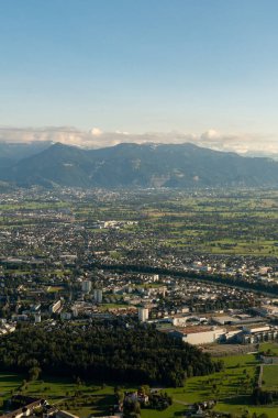 Bregenz Bölgesi, Avusturya, 15 Eylül 2024. Küçük bir uçakla uçarken çevreye bakın.