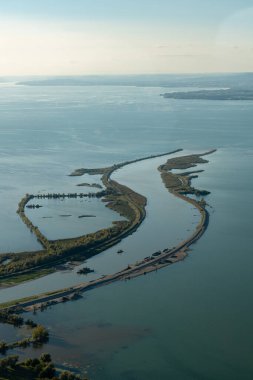 Sert, Avusturya, 15 Eylül 2024 Ren Nehri 'nin üzerinden Constance Gölü' ne doğru küçük bir uçakla uçuyor.