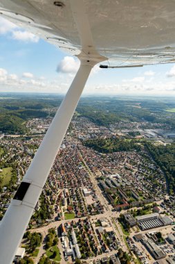 Heidenheim an der Brenz, Almanya, 29 Eylül 2024 Küçük bir uçakla şehir üzerinde görüntüleme