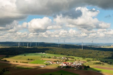 Aalen, Almanya, 29 Eylül 2024 Panoramik bir uçuş sırasında