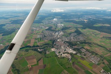 Giengen an der Brenz, Almanya, 29 Eylül 2024 Küçük bir uçakla şehir üzerinde görüntüleme