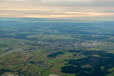 Memmingen, Almanya, 29 Eylül 2024 Çevre ve yerel havaalanı üzerinde küçük bir uçakla bir uçuş sırasında görüntüleme