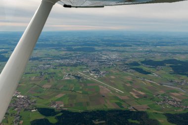 Memmingen, Almanya, 29 Eylül 2024 Çevre ve yerel havaalanı üzerinde küçük bir uçakla bir uçuş sırasında görüntüleme