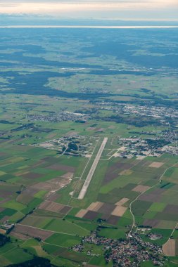 Memmingen, Almanya, 29 Eylül 2024 Çevre ve yerel havaalanı üzerinde küçük bir uçakla bir uçuş sırasında görüntüleme