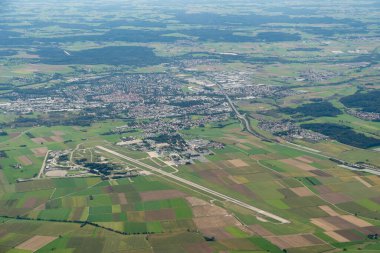 Memmingen, Almanya, 29 Eylül 2024 Çevre ve yerel havaalanı üzerinde küçük bir uçakla bir uçuş sırasında görüntüleme