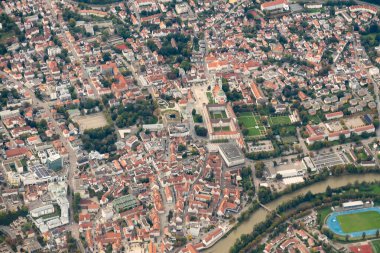 Kempten, Almanya, 29 Eylül 2024 Küçük bir uçakla şehir üzerinde görüntüleme