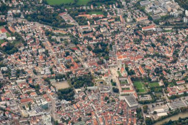 Kempten, Almanya, 29 Eylül 2024 Küçük bir uçakla şehir üzerinde görüntüleme