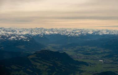 Sonthofen Bölgesi, Almanya, 29 Eylül 2024 Majestic karı küçük bir uçakla uçarken dağlık araziyi kapladı.